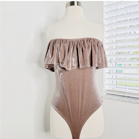 •NUDE• Taupe Off-The-Shoulder Velvet Bodysuit M. - Picture 3 of 8